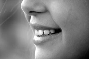 頬のシミに悩む方必見のスキンケア美容液の効果とは？